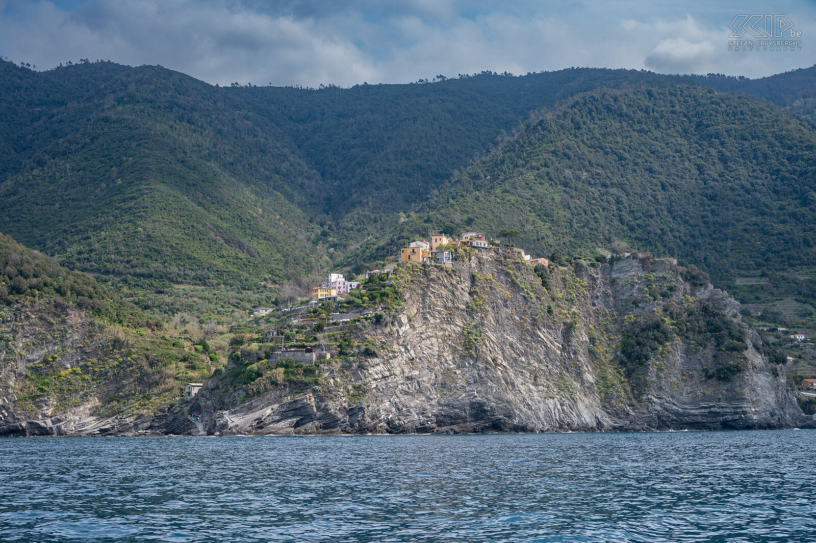 Corniglia vanaf de zee Corniglia is het centrale dorp van de Cinque Terre maar het ligt op ongeveer 100m hoogte en heeft geen toegang tot de zee.  Stefan Cruysberghs